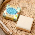 Naturally European Freesia & Pear tuhé mýdlo 150 g - Obrázek 2