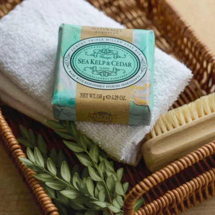 Naturally European Sea Kelp & Cedar milo 150 g – Aladdin Perfumery House, slika 2
