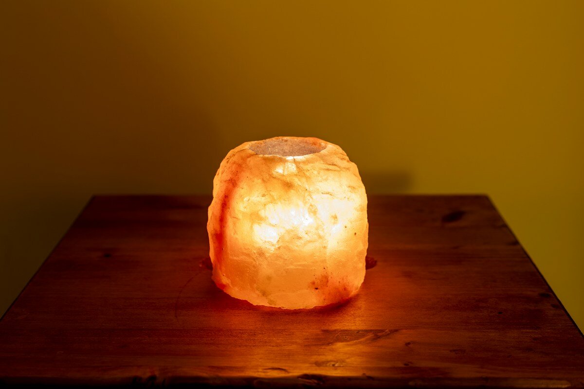 Prižgana solna lampa na leseni mizi zvečer